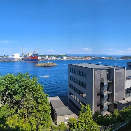 Spacious With Stunning Views * 스타방에르